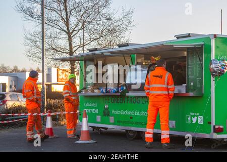 Restaurant am Straßenrand in Preston docklands, Lancashire. Februar 2021, 10th. UK Wetter Kaltstart -3C in den Tag bei Preston Docks als Arbeiter in orange his-vis Schlange für einen warmen Drink und Frühstück an der Green Frog Dock Catering Unit. Stockfoto