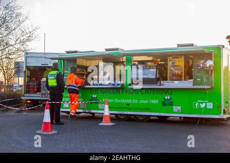 Restaurant am Straßenrand in Preston docklands, Lancashire. Februar 2021, 10th. UK Wetter Kaltstart -3C in den Tag bei Preston Docks als Arbeiter in orange his-vis Schlange für einen warmen Drink und Frühstück an der Green Frog Dock Catering Unit. Stockfoto