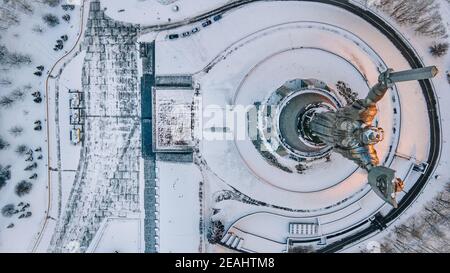 Panorama-Luftaufnahme der Winterstadt Kiew im Schnee bedeckt. Das Mutterland Monument Stockfoto