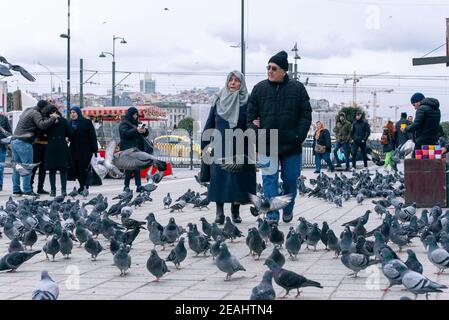 ISTANBUL - DEZ 29: Eminonu oder Eminönü Platz mit Wanderern und Tauben während des Wintertages in Istanbul, Dezember 29. 2019 in der Türkei Stockfoto