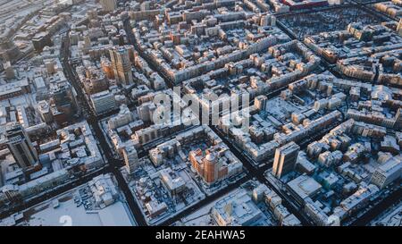 Panorama-Luftaufnahme der Winterstadt Kiew im Schnee bedeckt Stockfoto