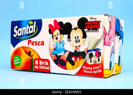 SANTAL Fruit Juice - Limited Edition Disney Verpackung mit Mickey Mouse & Friends. Santal ist eine Marke von Parmalat, Lactalis Group Stockfoto