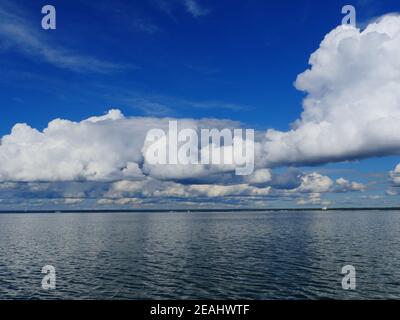 Wolken spiegeln sich in den Meereswellen Stockfoto