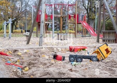 Menschenleerer Spielplatz in einem Stadtpark mit zerbrochenem Kinderspielzeug während der COVID-19-Sperre. Stockfoto