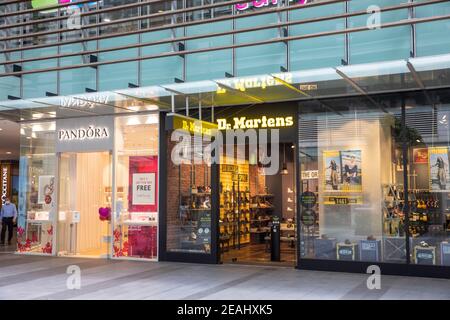 DR Martens und Pandora Geschäfte Geschäfte am World Square Shopping einkaufszentrum im Stadtzentrum von Sydney, NSW, Australien Stockfoto