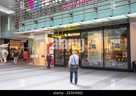 DR Martens und Pandora Geschäfte Geschäfte am World Square Shopping einkaufszentrum im Stadtzentrum von Sydney, NSW, Australien Stockfoto