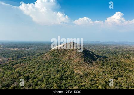 Pidurangala-Felsen. Vogelperspektive auf Pidurangala von der Seite von Sigiriya Stockfoto