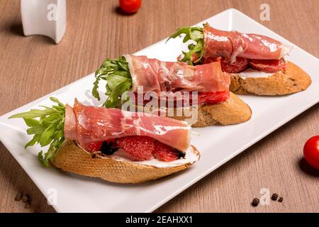 Bruschettes mit Jamon und Grapefruit getrockneten Roggenbaguette Stockfoto