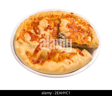 Khachapuri mit Fleisch und Koriander. Isoliertes Bild auf weißem Hintergrund. Stockfoto