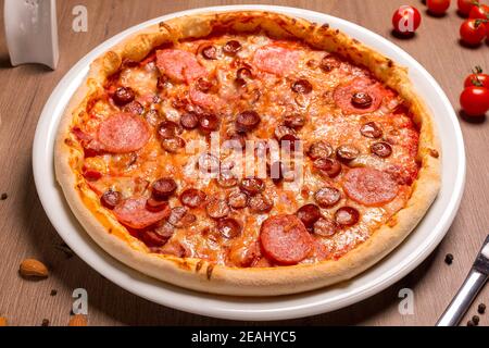 Pizza ist super Fleisch dünnen Kuchen, Tomatensauce, Rindfleisch balyk, Schinken, Speck Stockfoto