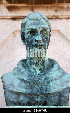 Statue von Andrija Kacic Miosic vor der katholischen Kirche der Geburt der Jungfrau Maria in Prcanj, Montenegro Stockfoto