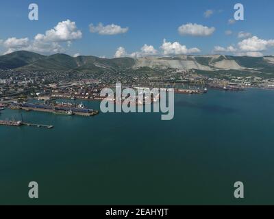 Industrielle Hafenstadt, Ansicht von oben. Hafenkräne und Cargo-Schiffe und Lastkähne. Stockfoto