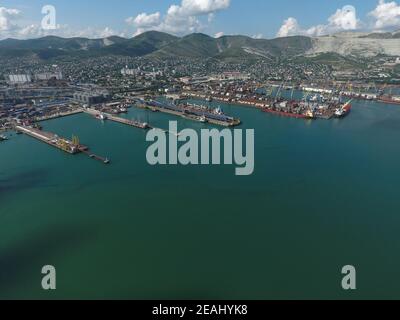 Industrielle Hafenstadt, Ansicht von oben. Hafenkräne und Cargo-Schiffe und Lastkähne. Stockfoto