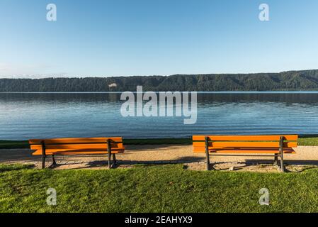Bänke am Ufer in Sipplingen mit Blick auf den Bodensee, Baden-Württemberg, Deutschland Stockfoto