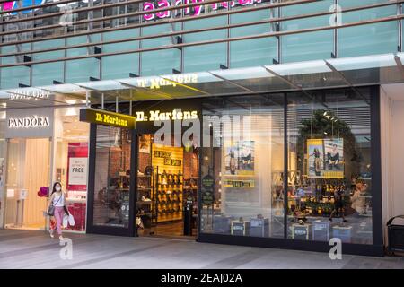 Dr. Martens und Pandora Einzelhandelsgeschäfte auf dem Weltplatz in Stadtzentrum von Sydney, NSW, Australien Stockfoto