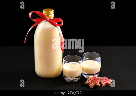 Hausgemachter Eierbecher in der Flasche und zwei Gläser mit Weihnachtsplätzchen Stockfoto