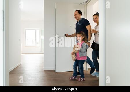 Glückliche Familie Mit Kind Umzug In Neue Heimat Stockfoto