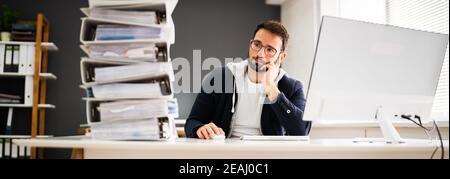 Trauriger Profi Im Büro Stockfoto