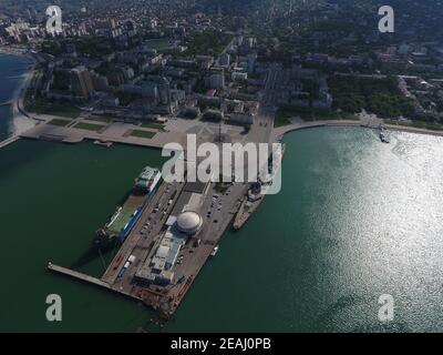 Draufsicht auf die Marina und Kai von Noworossijsk Stockfoto