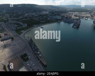 Draufsicht auf die Marina und Kai von Noworossijsk Stockfoto