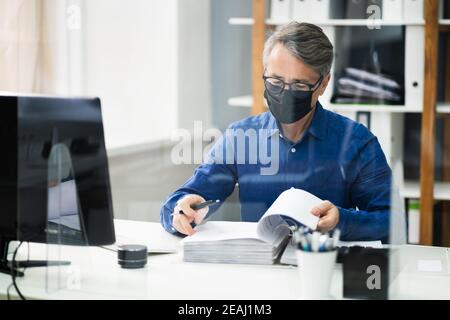 Leitender Buchhalter, Der Mit Der Rechnung Arbeitet Stockfoto