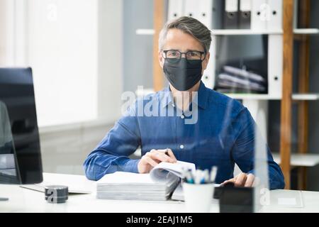 Leitender Buchhalter, Der Mit Der Rechnung Arbeitet Stockfoto