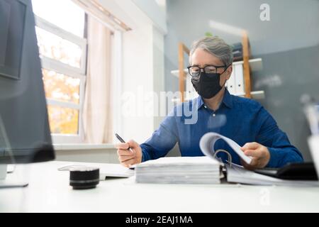 Leitender Buchhalter, Der Mit Der Rechnung Arbeitet Stockfoto