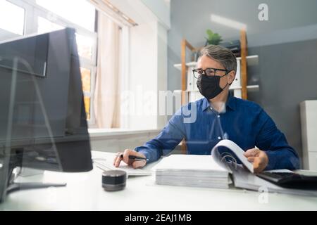 Leitender Buchhalter, Der Mit Der Rechnung Arbeitet Stockfoto
