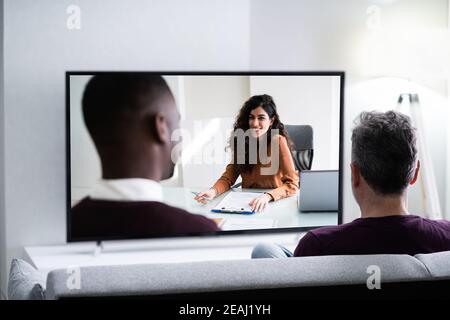 Älterer Mann Streaming Und Film Ansehen Stockfoto