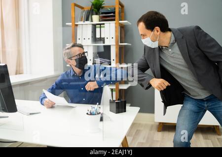 Älterer Mitarbeiter Mit Gesichtsmaske Stockfoto