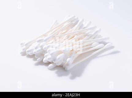 Wattestäbchen auf weißem Hintergrund Stockfoto