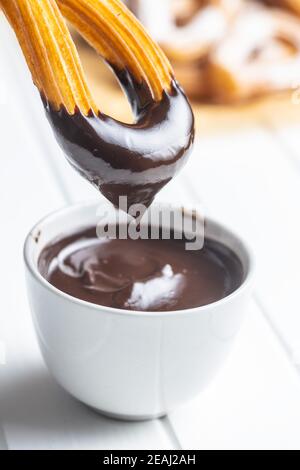 Leckere frittierte Churros mit Schokoladendip. Stockfoto