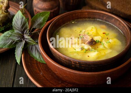 Meerrettichsuppe mit wildem Rebhuhn in einer braunen Vintage-Schüssel. Stockfoto