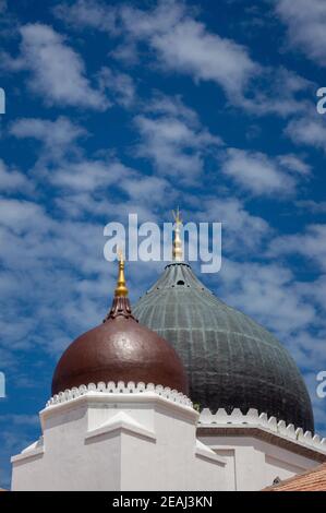 Masjid Kapitan Keling unter blauem Himmel Stockfoto