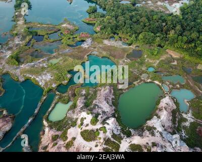 Grüner See umgeben die Felsklippe bei Guar Petai Stockfoto