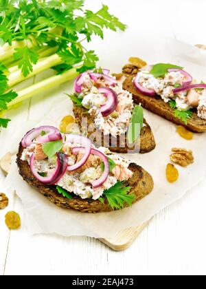 Bruschetta mit Fisch und Quark auf weißem Brett Stockfoto