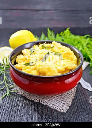 Gnocchi Kürbis mit Salbei in Schüssel an Bord Stockfoto