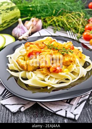 Pasta mit Gulasch in Teller auf Serviette Stockfoto