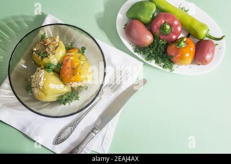 Köstliches Gericht: Gefüllte Paprika auf einem Teller Stockfoto
