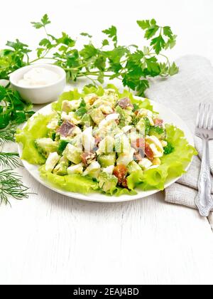 Salat mit Lachs und Avocado auf dem Tisch Stockfoto