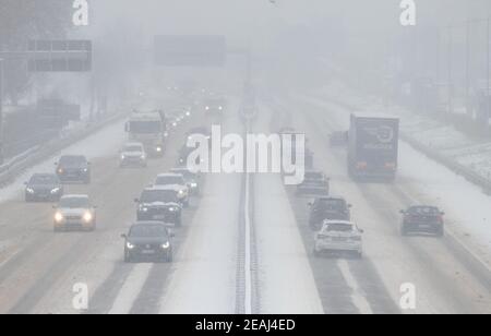 Stuttgart, Deutschland. Februar 2021, 10th. Autos fahren im Nebel auf der B10 mit Schnee bedeckt. Quelle: Marijan Murat/dpa/Alamy Live News Stockfoto