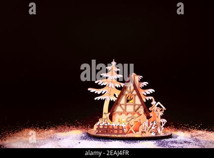 Ein festliches Licht wird in einem hübschen kajütförmigen Lampenschirm beleuchtet. Szene voller Winteratmosphäre. Stockfoto