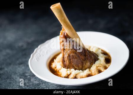 Rustikale englische Lammschenkel mit Kartoffelpüree, Komfort-Essen Stockfoto