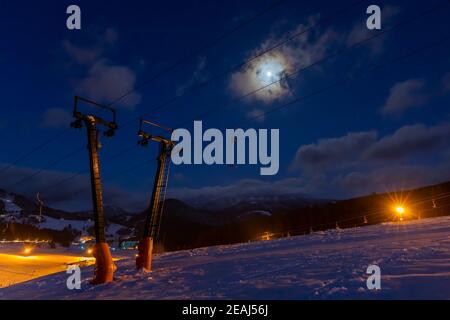 Abendskifahren im Skizentrum Donovaly, Niedere Tatra, Slowakei Stockfoto