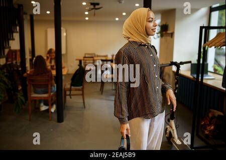 Schöne arabische Studentin in Hijab Stockfoto