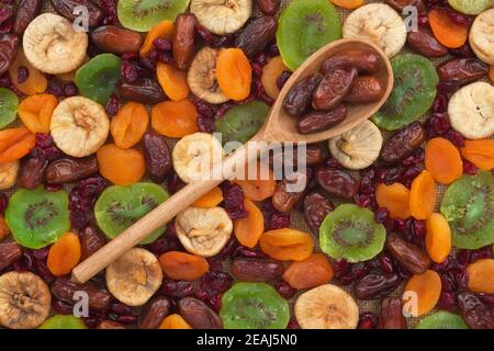 Holzlöffel mit Datteln Stockfoto