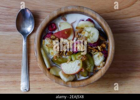 Schüssel Milch mit Müsli, Beeren und Früchten Stockfoto