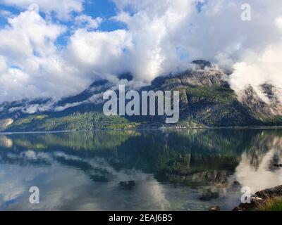 Spiegelung des Himmels und der Berge im blauen Wasser Des Fjords - Eidfjord Stockfoto