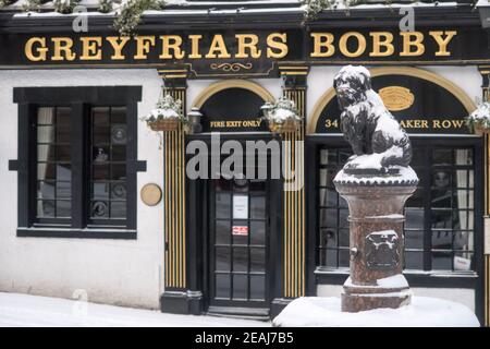 Edinburgh, Schottland, Großbritannien. Februar 2021, 10th. Aufgrund eines starken Schneefalls wurde das Stadtzentrum von Edinburgh heute Morgen zum Stillstand gebracht. Eine Statue von Greyfriars Bobby in Schnee bedeckt. Kredit: Lorenzo Dalberto/Alamy Live Nachrichten Stockfoto