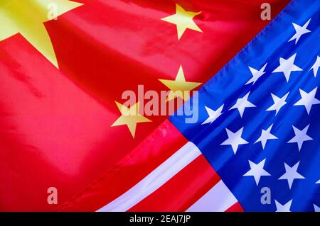 Flagge der USA und China winken Stockfoto